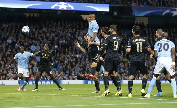 Al 13', su corner di Silva, arriva il gol del City: Chiellini, vistosamente spinto da Kompany, la manda alle spalle di Buffon. Action